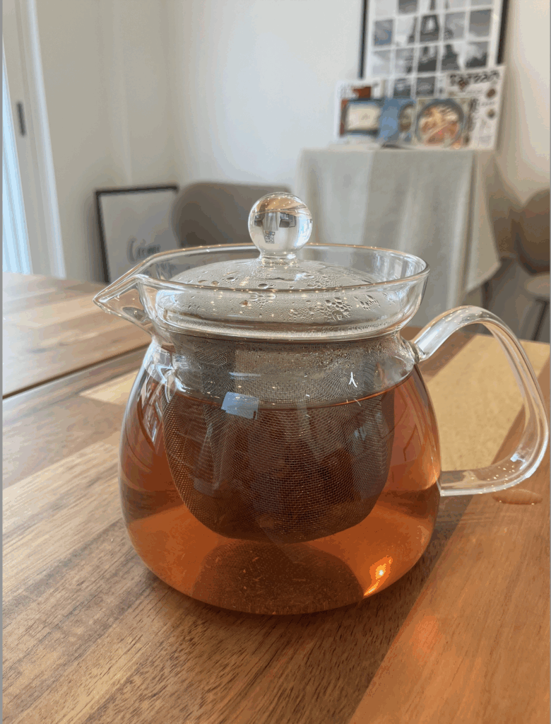 この時期、ホットでお好きなハーブティーなどもどうぞお召し上がりくださいませ。なお当店、ハーブティー一回分、だいたい2g/包などで小分けでご用意することできます。